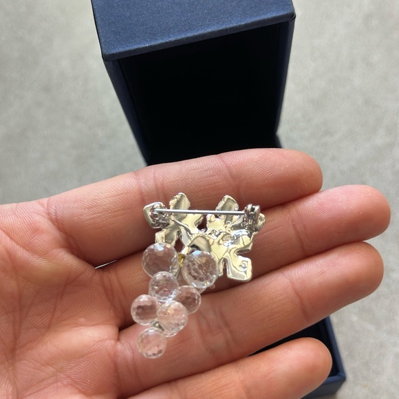Moving Sale | Swarovski brooch pin transparent grape excellent in original box - Picture 10 of 14